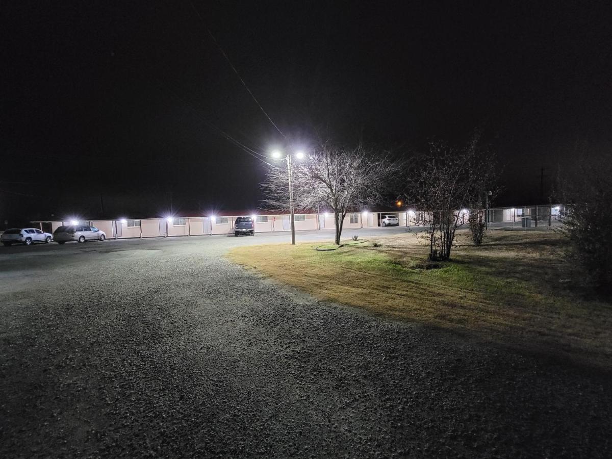Eddy'S Motel Pleasanton Εξωτερικό φωτογραφία