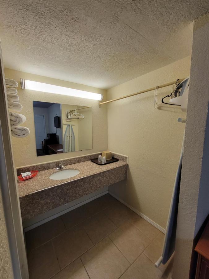 Eddy'S Motel Pleasanton Εξωτερικό φωτογραφία